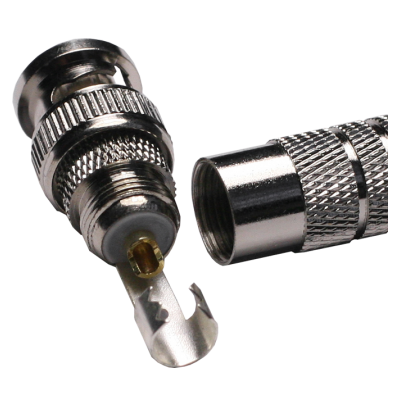 Mod. 1405-E. Conector BNC macho con capuchón y pasacable metálico